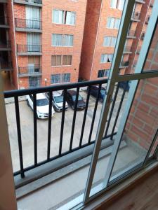 - un balcon avec vue sur le parking dans l'établissement APARTAMENTO VACACIONAL MELGAR, à Melgar