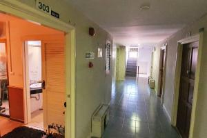 チェンマイにあるHome at Bazaarの緑の壁とタイル張りの床のある家の廊下 +7枚の写真