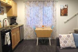 een keuken met een tafel en stoelen in een kamer bij Sunnyside Up Apartment in Denver