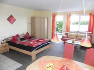 1 dormitorio con 1 cama y sala de estar con sofá en Brandt Ferienwohnungen Jägersberg, en Ahlbeck