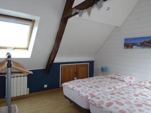 een slaapkamer met een bed op zolder bij Comfortable Duplex Bay of Morlaix, Plougasnou in Plougasnou