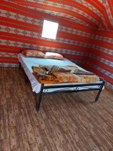 Katil atau katil-katil dalam bilik di bedouin future camp