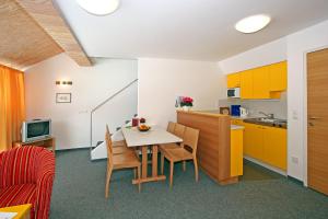 A kitchen or kitchenette at Ferienwohnungen Broser