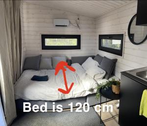 a bed is cm in a tiny house at Saunallinen vierasmaja 1 km Föriltä Aurajoelta in Turku