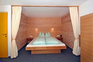 A bed or beds in a room at Ferienwohnungen Broser