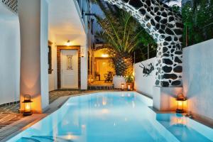Der Swimmingpool an oder in der Nähe von Galatia Villas