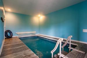 Baseinas apgyvendinimo įstaigoje Poolin Around with Private Hot Tub and Indoor Pool arba netoliese
