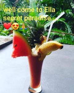 einen Drink mit einer Banane und einem Stück Obst darin in der Unterkunft Ella Secret Paradise in Ella