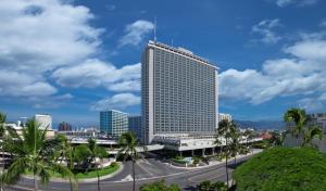 un grand bâtiment au milieu d'une ville dans l'établissement Ala Moana Hotel - Resort Fee Included, à Honolulu