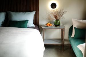 Postel nebo postele na pokoji v ubytování Kaia Gallery Hotel Hoi An