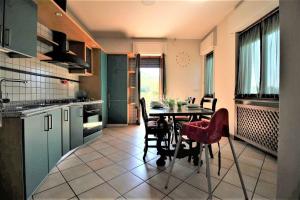 Kuchyň nebo kuchyňský kout v ubytování Appartamento Terrazza sul Lago nella Casa Sul Golfo