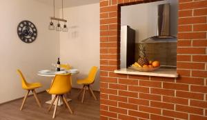 Zimmer mit einem Tisch mit gelben Stühlen und einem Spiegel in der Unterkunft Apartmani Omrčen in Baška Voda