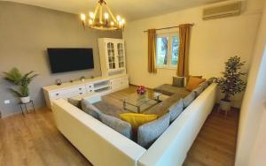 ein Wohnzimmer mit einem Sofa und einem Tisch in der Unterkunft Apartmani Omrčen in Baška Voda