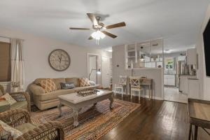 sala de estar con sofá y mesa en Summer Deal! Texas Rangers Home near Globe Life - Cowboys, AT&T, en Arlington