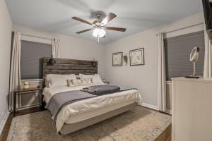 - une chambre avec un lit et un ventilateur de plafond dans l'établissement Summer Deal! Texas Rangers Home near Globe Life - Cowboys, AT&T, à Arlington