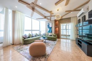 Mabaat - Almasarat Tower Al Shati - 257 في جدة: غرفة معيشة مع أريكة وطاولة
