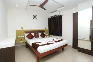 Schlafzimmer mit einem Bett und einem Deckenventilator in der Unterkunft GM Residency in Chennai