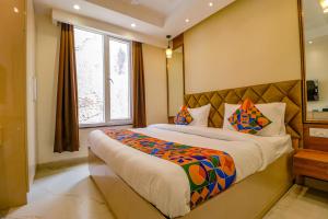 Postel nebo postele na pokoji v ubytování FabHotel F9 Pitampura