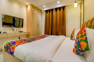 Postel nebo postele na pokoji v ubytování FabHotel F9 Pitampura
