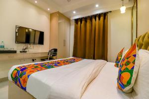 Postel nebo postele na pokoji v ubytování FabHotel F9 Pitampura