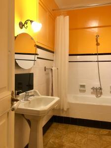 A bathroom at L'ANTIGA Még 36 kép