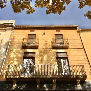 - un bâtiment avec des balcons sur le côté dans l'établissement L'ANTIGA, à Tárrega