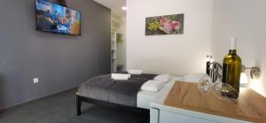 - une chambre avec un lit et une table avec une bouteille de vin dans l'établissement Apartments Cindra, à Karlovac