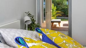 Lazy Days Seaside Cottage - Umina Beach في أومينا: غرفة معيشة مع أريكة وفناء +7 صور