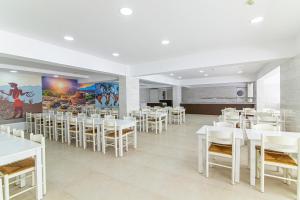 Reštaurácia alebo iné gastronomické zariadenie v ubytovaní Triton Hotel