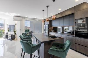 Küche/Küchenzeile in der Unterkunft Carmen - Luxury 2-Bedroom Apartment - Downtown