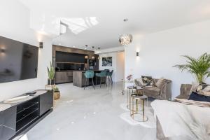Küche/Küchenzeile in der Unterkunft Carmen - Luxury 2-Bedroom Apartment - Downtown