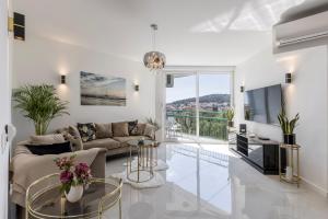 ein Wohnzimmer mit Couch und Fernseher in der Unterkunft Carmen - Luxury 2-Bedroom Apartment - Downtown in Split