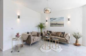 Ein Sitzbereich in der Unterkunft Carmen - Luxury 2-Bedroom Apartment - Downtown