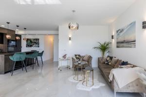 Küche/Küchenzeile in der Unterkunft Carmen - Luxury 2-Bedroom Apartment - Downtown