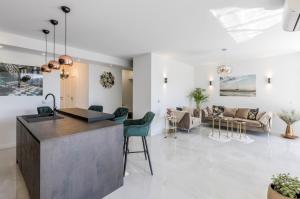 Küche/Küchenzeile in der Unterkunft Carmen - Luxury 2-Bedroom Apartment - Downtown