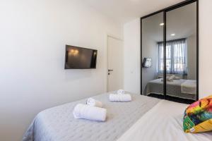 Ein Bett oder Betten in einem Zimmer der Unterkunft Carmen - Luxury 2-Bedroom Apartment - Downtown