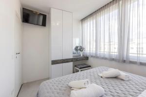Ein Bett oder Betten in einem Zimmer der Unterkunft Carmen - Luxury 2-Bedroom Apartment - Downtown
