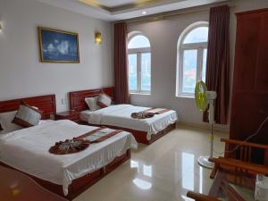 pokój hotelowy z 2 łóżkami i 2 oknami w obiekcie SONG HONG VIEW HOTEL w mieście Lao Cai