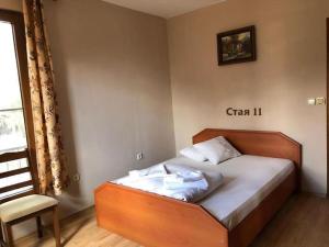 - une chambre avec un lit dans une pièce dotée d'une fenêtre dans l'établissement Villa Maxim, à Varna