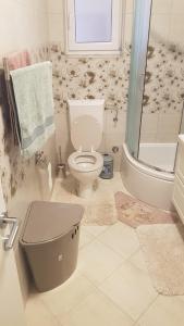 une salle de bains avec toilettes, baignoire et douche dans l'établissement LIGHTHOUSE, à Novi Vinodolski 58 autres photos