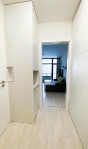 eine offene Tür zu einem Wohnzimmer mit einem Sofa in der Unterkunft Apartmán LUMI Zadov in Stachy