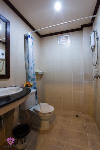 y baño con aseo, lavabo y ducha. en Grand Orchid Inn Patong beach, en Patong Beach