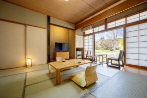 Sekibukuroにある焼石岳温泉　ひめかゆのリビングルーム(テーブル、大きな窓付)