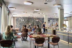 restauracja z ludźmi siedzącymi przy stolikach w obiekcie Executive Spa Hotel w mieście Fiorano Modenese +33 zdjęcia