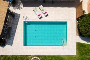 an overhead view of a swimming pool in a backyard at Filerolia Stone House in Pastida