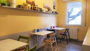 un ristorante con due tavoli e sedie e una finestra di B&B Caorle For You a Caorle