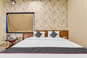 Postel nebo postele na pokoji v ubytování Hotel Shakun Palace