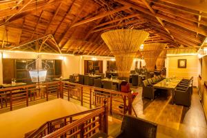 un ristorante con tavoli e sedie in una stanza di Southern Panorama Indriya Resorts & Spa a Munnar