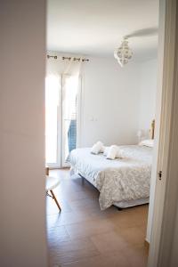A bed or beds in a room at Penthouse Tarifa with Sea Views Még 26 kép