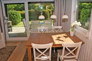 a dining room with a table and chairs at Blockhaus mit W LAN sehr strandnah in Damp